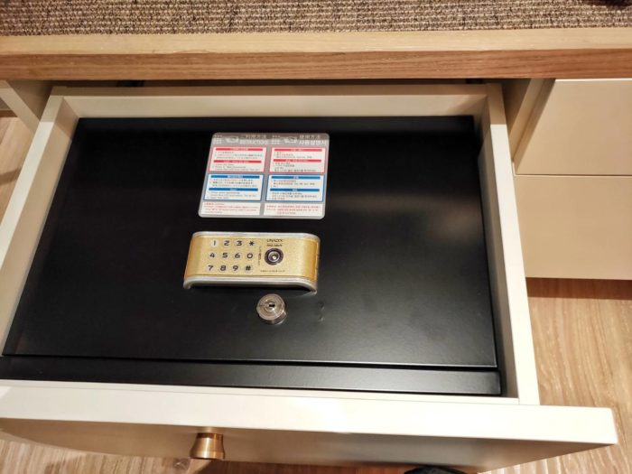 ハンガーラック下の金庫