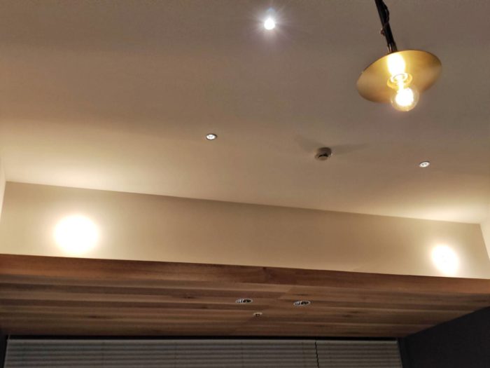 ソファから見た天井と間接照明