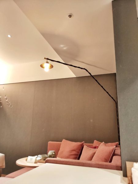 洗面から間接照明の様子