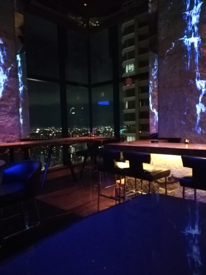 店内は岩をモチーフにプロジェクションマッピング