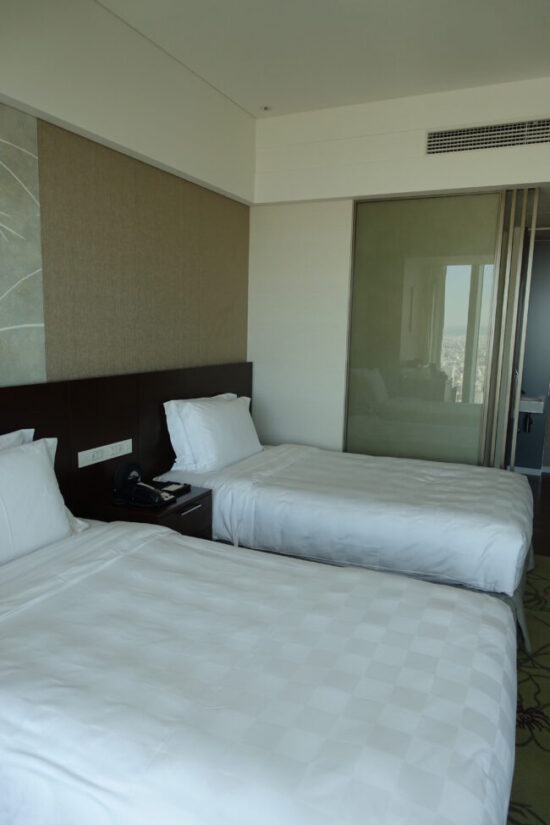 窓際からの部屋の様子