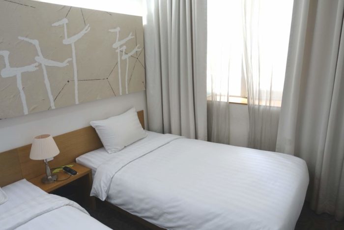 ベッドとデスクまわり