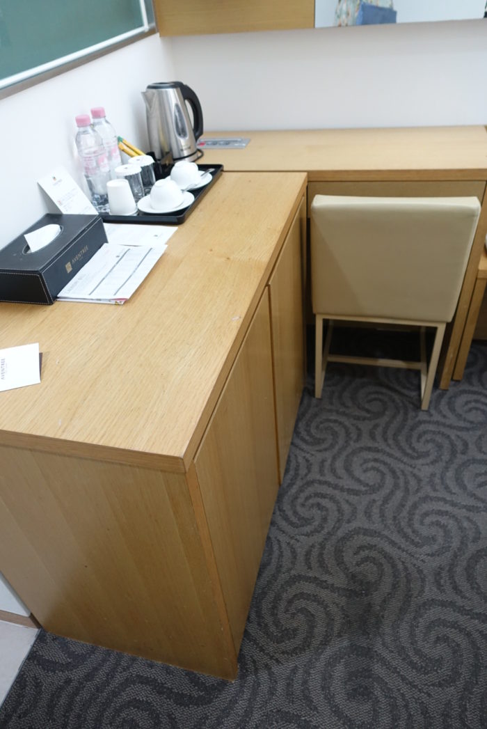 ベッドとデスクまわり