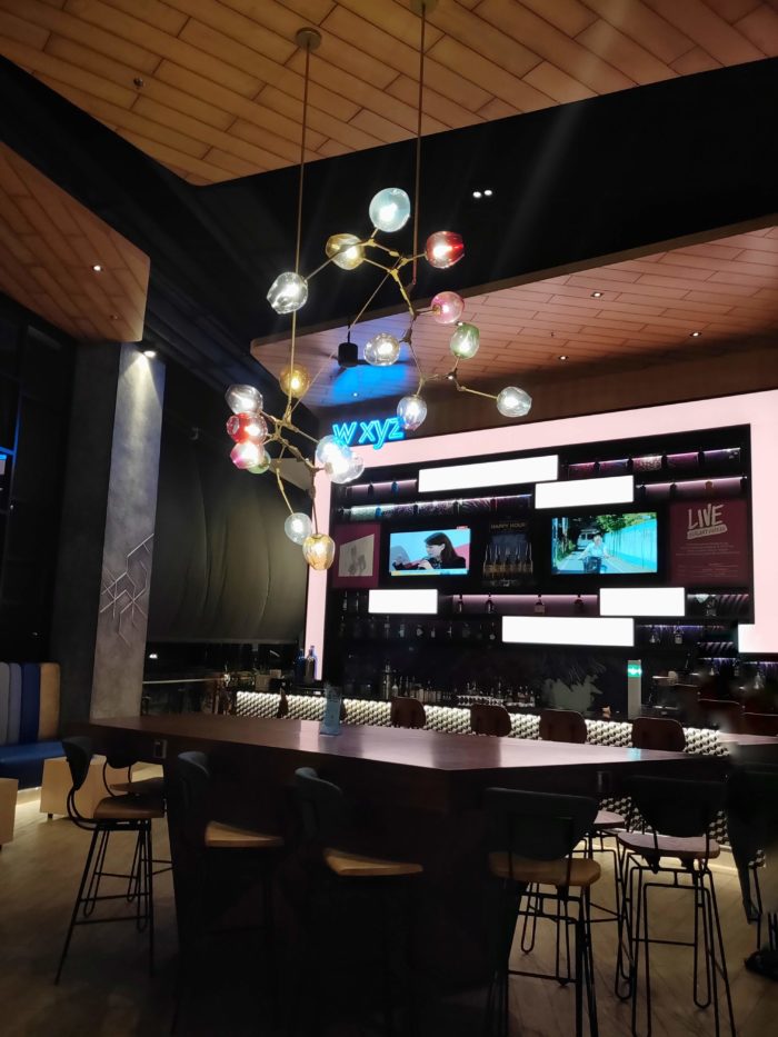 アロフトのロビーにあるバーの様子