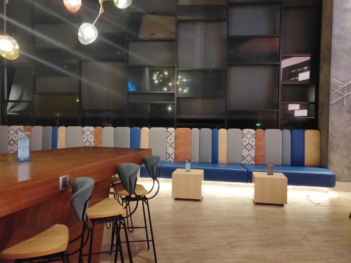 アロフトのロビーにあるバーの様子