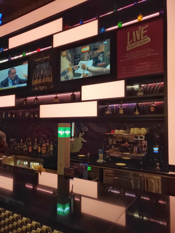 アロフトのロビーにあるバーの様子