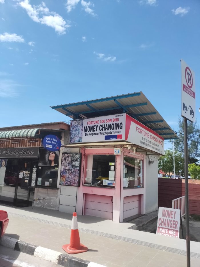 チェナンモールから道路挟んだところにある外貨両替所