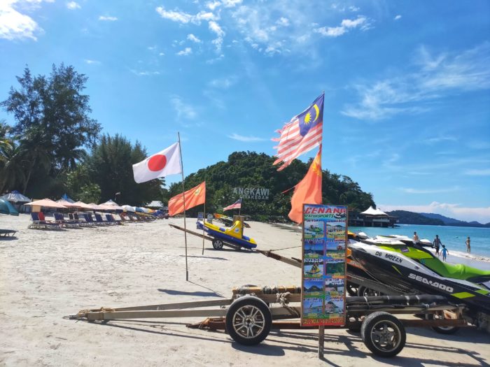 ランカウイ島で有名なパブリックビーチ　チェナンビーチ