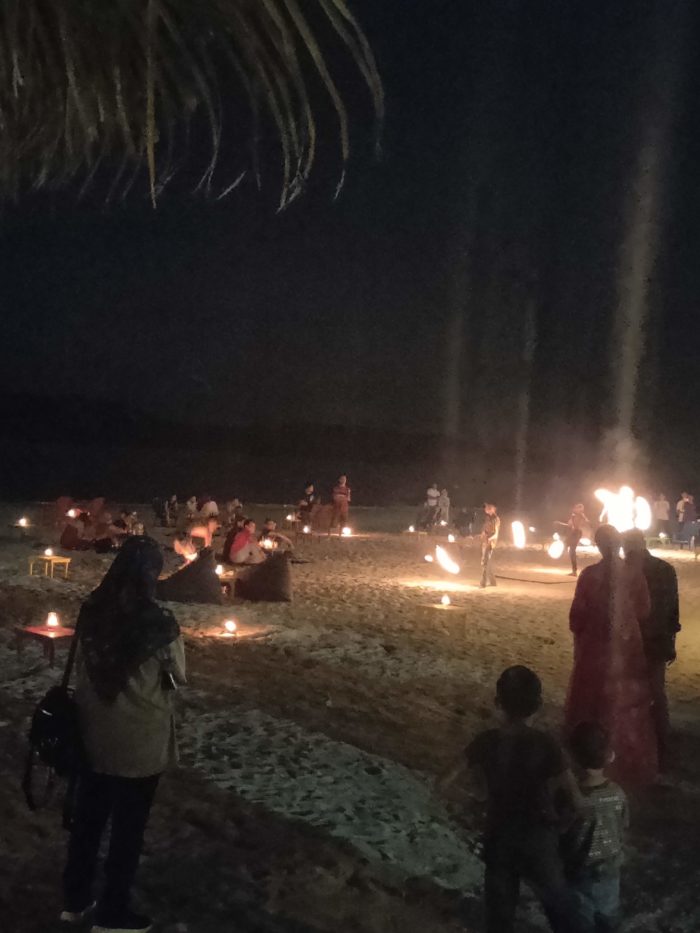 ランカウイ島で有名なパブリックビーチ　チェナンビーチ　夜の様子