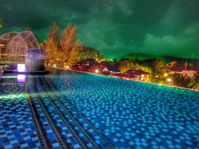 夜のアロフトはギラギラネオン!写真