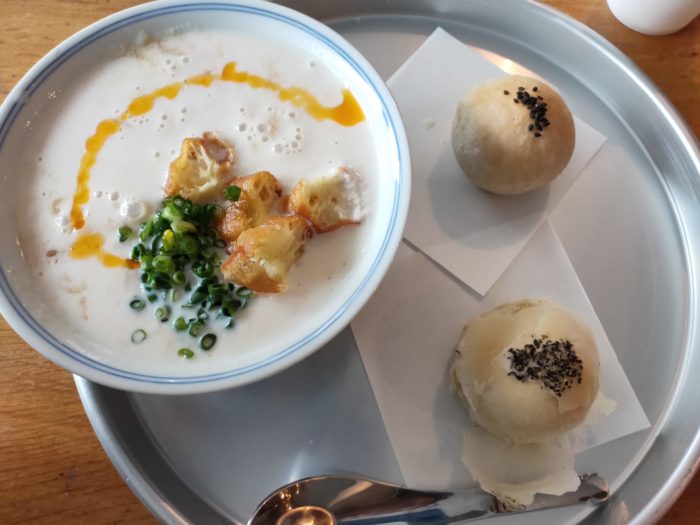 東京豆漿生活の鹹豆漿(シェントウジャン)とパン