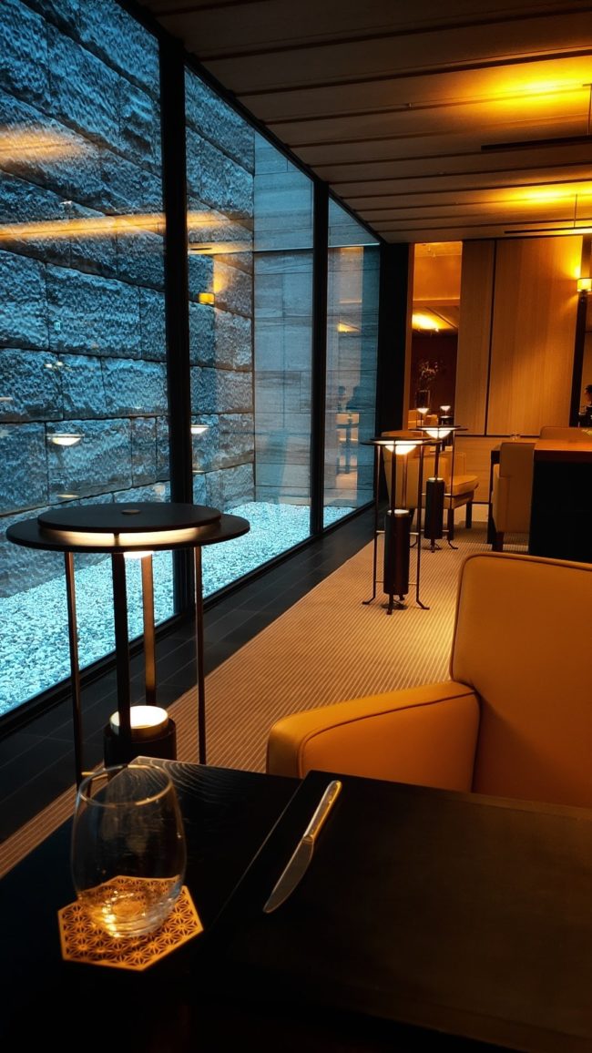 ラウンジ奥から見たパークハイアット京都の様子