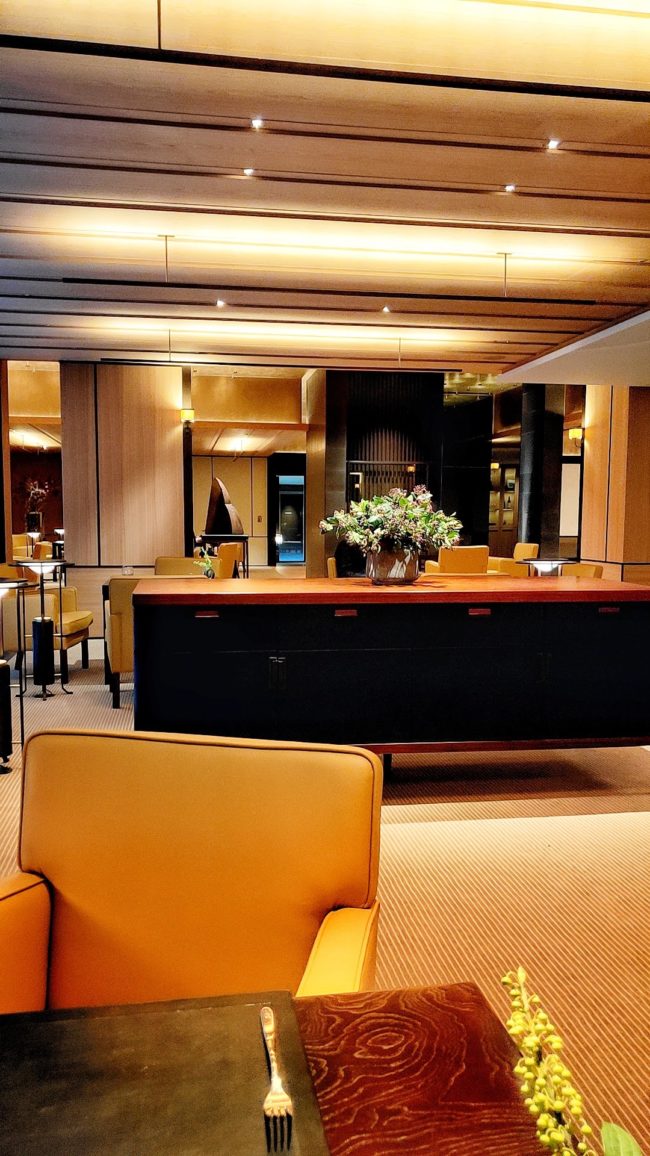 ラウンジ奥から見たパークハイアット京都の様子