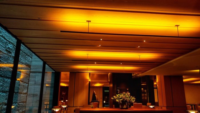 ラウンジ奥から見たパークハイアット京都の様子