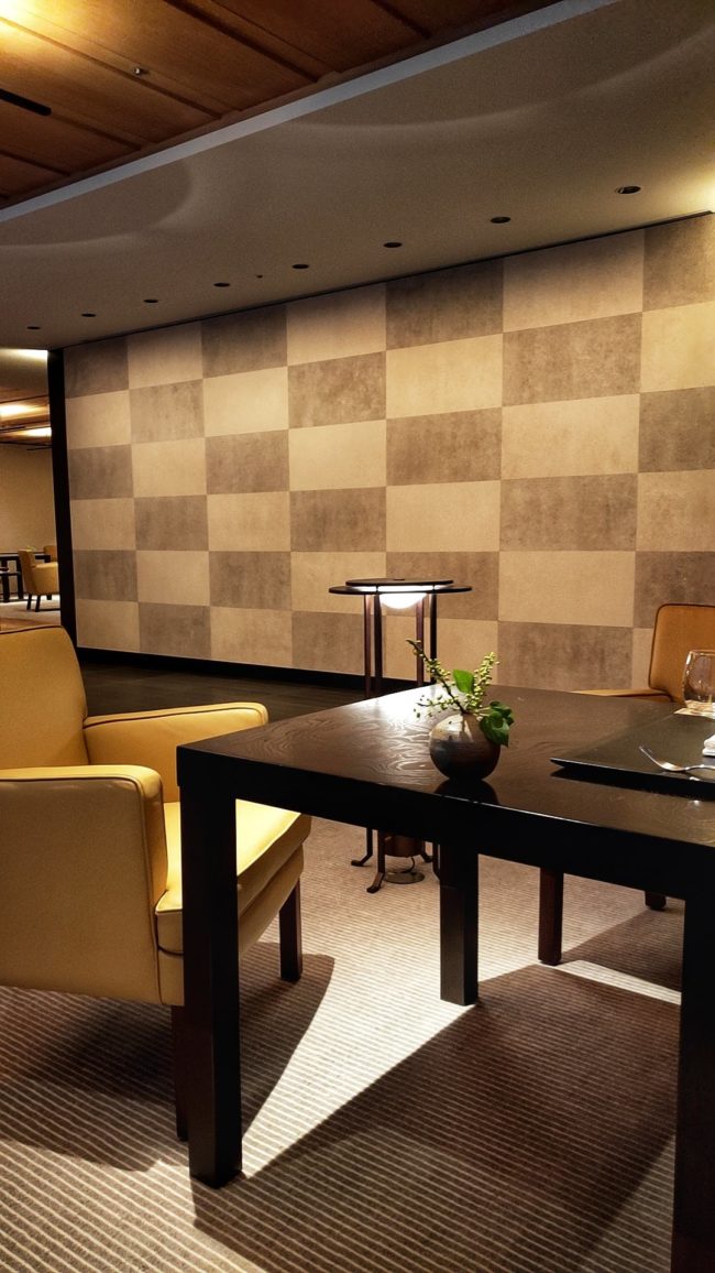 ラウンジ奥から見たパークハイアット京都の様子