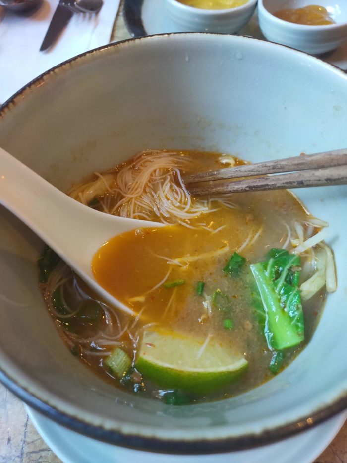 ビュッフェからとってきた食べ物たち