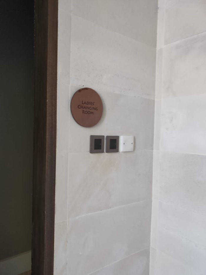 ロッカールームの使い方の説明を受ける