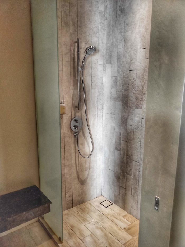 ロッカールーム シャワー室