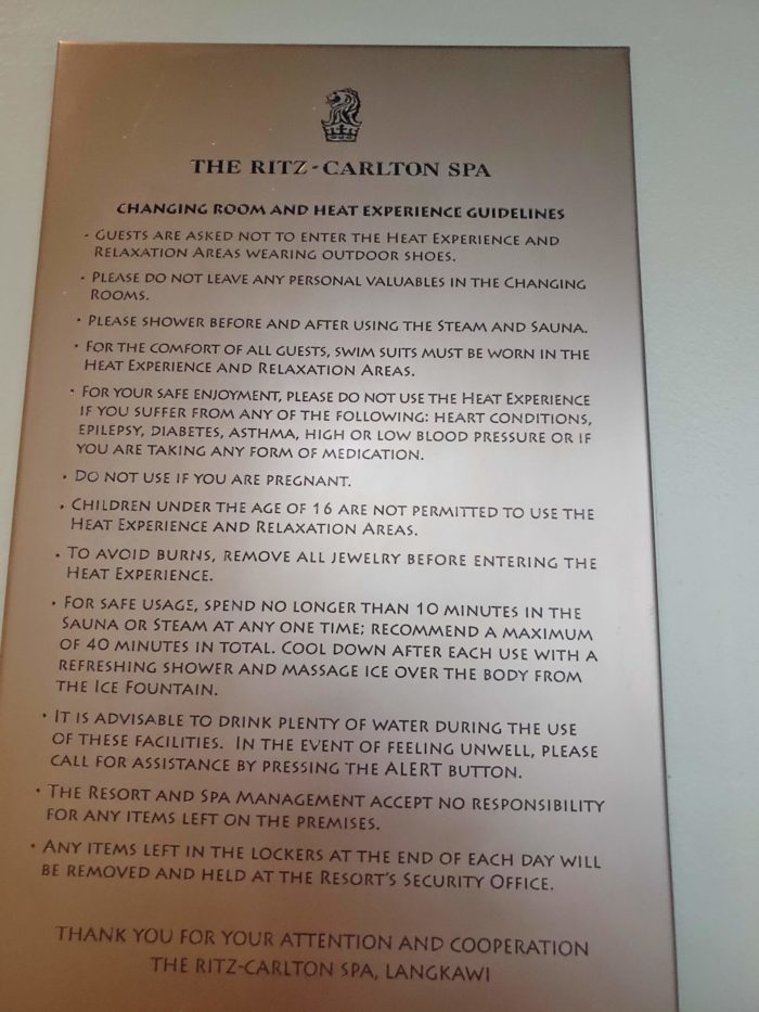 ロッカールーム シャワー室