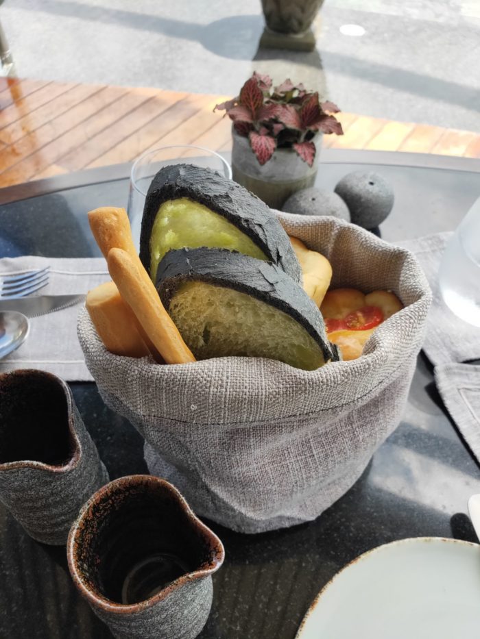 付け合わせのパン