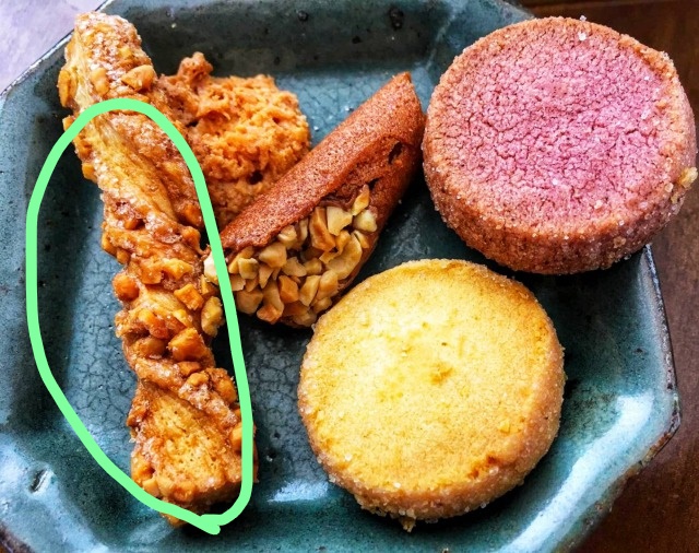 １．パイ生地を細長くひねった「サクリスタン」