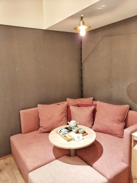 グッドネイチャーホテルのソファ