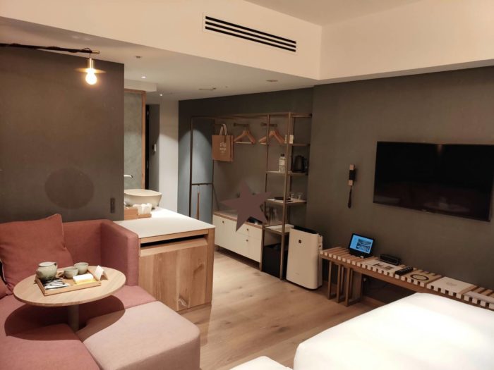 グッドネイチャーホテルの部屋奥からの様子