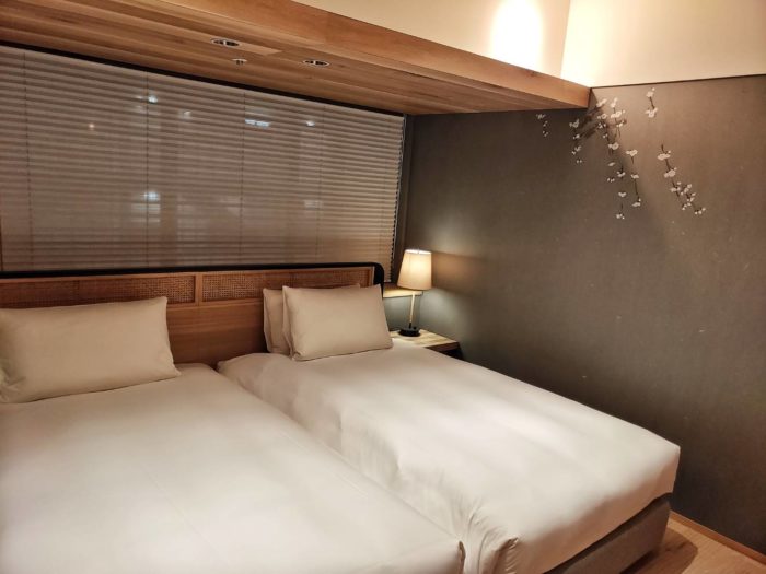 グッドネイチャーホテルのベッドと壁面