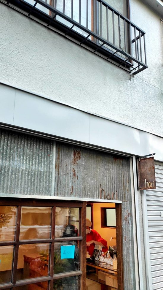 hariのシナモンロールのお店看板