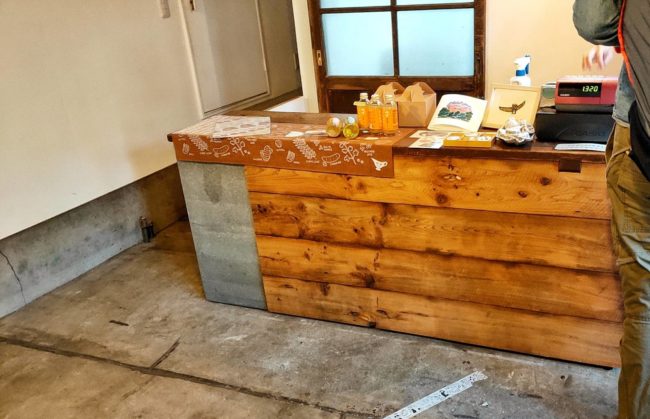 hariのシナモンロールの店内カウンター