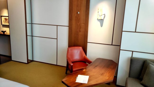 デスクと皮張りの椅子