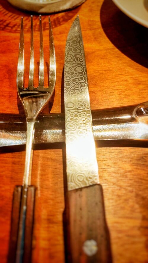 メイン｜カトラリーとホロホロ鳥のステーキ