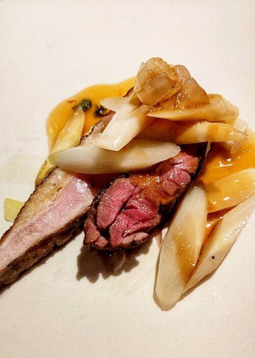 メイン｜カトラリーとホロホロ鳥のステーキ