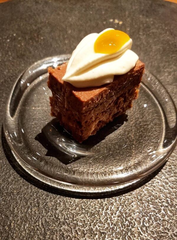 パッションフルーツとアマゾンカカオのチョコレートケーキ