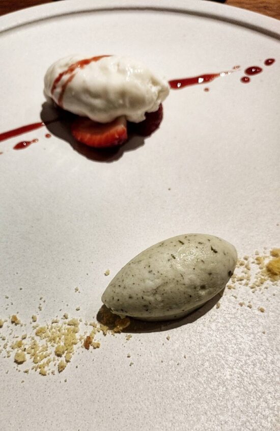 イチゴのフロマージュブランと黒文字シャーベット