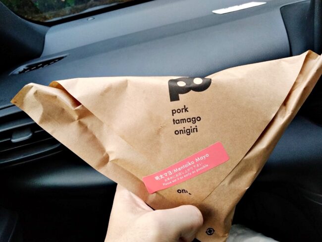 レンタカー屋へ寄っておきなわワールドの駐車場で食す