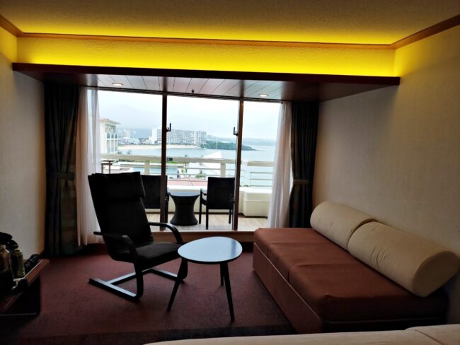 まず目に入るのはベランダの椅子と海！