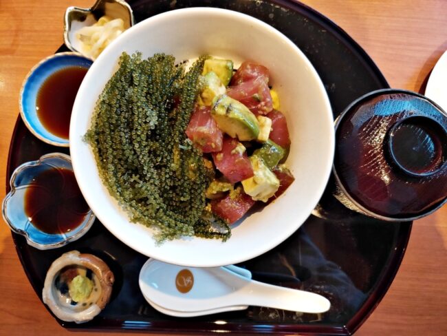 メイン：豚ステーキ＆海ぶどうポキ丼