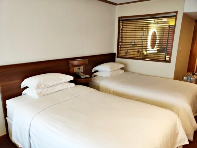 横になったまま電気を操作できるベッド周り