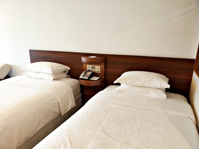 横になったまま電気を操作できるベッド周り