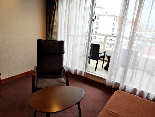 ゆとりのある空間で一人掛けのチェアとソファ