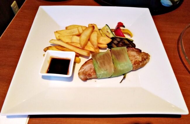 メイン：豚ステーキ＆海ぶどうポキ丼