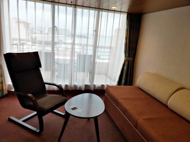 ゆとりのある空間で一人掛けのチェアとソファ