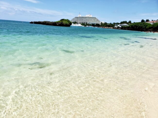 近くの万座ビーチ（コーラルヴィータ・チャペル）が綺麗だった