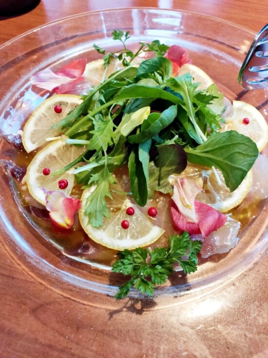 前菜：カルパッチョ＆シーザーサラダ